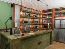 Casa Colonial König auf Fogo, stilvolle Bar mit rustikalem Charme.