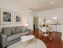 Casa do Contador auf Sao Miguel, modern eingerichtete Ferienwohnung mit gemütlichem Wohnbereich und kompletter Kitchenette für einen entspannten Urlaub.