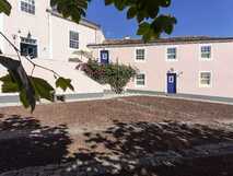 Casa do Monte auf Sao Miguel, idyllische und charmante Unterkunft mit traditionellem Ambiente und ruhigem Innenhof – perfekt für entspannte Urlaubstage.