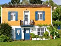 Casa do Monte auf Sao Miguel, charmantes Landhaus mit traditionellem Flair, umgeben von grüner Natur und liebevoll angelegtem Garten – ideal für erholsame Ferien.