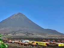 Casa Marisa auf Fogo, idyllisches Hotel vor beeindruckendem Vulkanpanorama, perfekt für Naturliebhaber und Ruhe suchende.