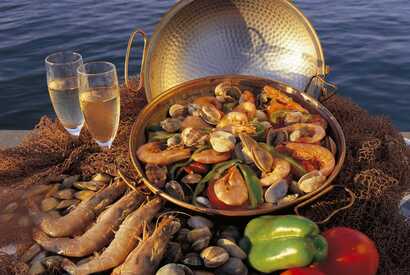Frischen Meeresfrüchte und Fischgerichte mit Wein am Meer in der Sonne. Essen in Portugal.