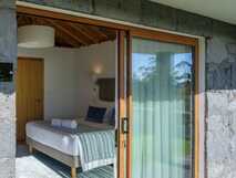 Quinta da Magnolia auf Sao Jorge – Gemütliches, helles Zimmer mit großem Glasfenster und modernem Komfort für erholsame Nächte.