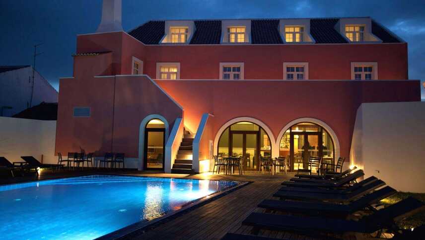 Hotel-charming-blue-pool-santa-maria