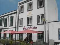 Hotel Horta Garden im traditionellen Stadthaus mit Pastelaria und Außenterrasse – zentral in der Altstadt von Horta gelegen