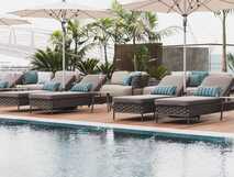 Hotel Marina Atlantico auf Sao Miguel, stilvolle Poollandschaft mit gemütlichen Liegen und entspannter Atmosphäre für erholsame Urlaubstage bei picotours.