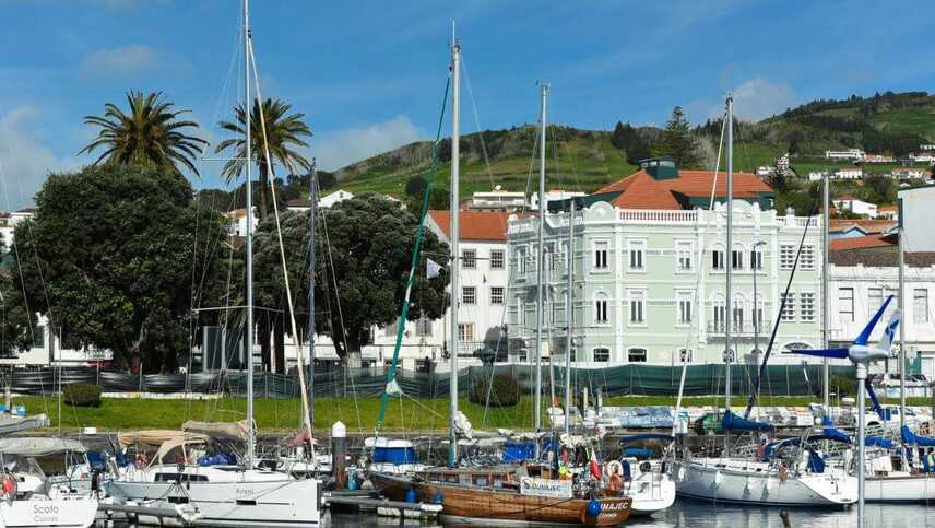 International-azores-boutique-hotel-horta-hafenblick-fassade