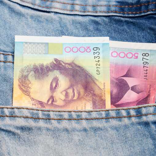 Kapverdische Escudo-Banknoten stecken in der Gesäßtasche einer Jeans.