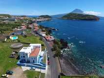 Loft Azul Pastel Hotel auf Faial, atemberaubende Küstenlage mit spektakulärem Blick auf das Meer und die Insel Pico – ideal für erholsame und naturnahe Ferien mit picotours.