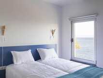 Loft Azul Pastel Hotel auf Faial – Helles Zimmer mit komfortablen Betten und Meerblick für entspannte Nächte.