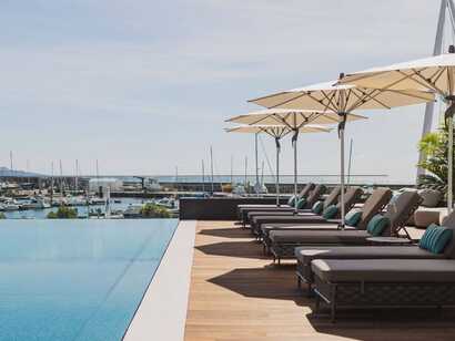 Hotel Marina Atlantico auf Sao Miguel – Modernes Infinity-Pool-Ambiente mit Blick auf den Hafen, perfekt zum Entspannen bei picotours.