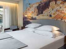 Pestana Churchill Bay-Doppelzimmer schön eingerichtet mit einem Balkon