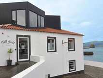 Moderne Fassade des Porto Velho Hostels mit Meerblick und Blick auf das Inselpanorama