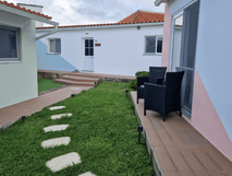 Gepflegter Gartenweg mit Sitzbereich vor den hellen Apartments der Santa Cruz Villas auf Terceira, Azoren