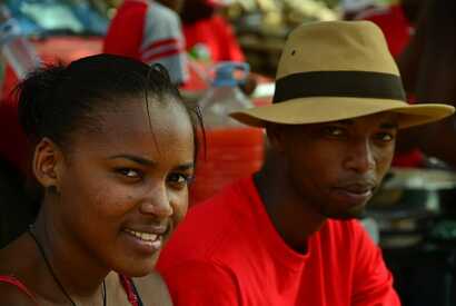 Zwei Menschen in Kapverden lächeln in die Kamera – ein freundliches Miteinander auf einem Straßenfest.
