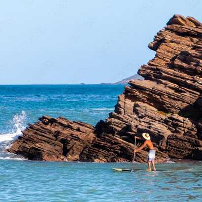 Entdecken Sie die Felsküste des São Rafael Beach bei einer entspannten SUP-Tour.