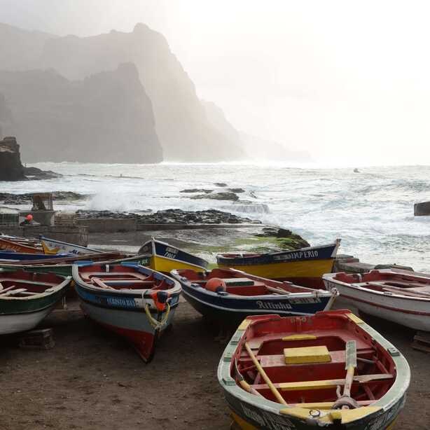 Fischeridylle in Ponta do Sol: Beobachten Sie nach Ihrer Wanderung auf Santo Antao das Einholen der Boote