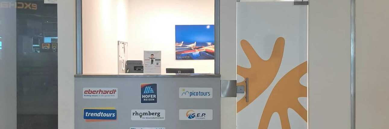 Travel One Empfangsstand mit picotours-Logo am Flughafen in Funchal