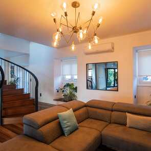 Volcanic-charming-house-wohnzimmer-treppe