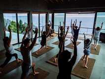 Lava Homes – Entspannte Yoga-Session mit atemberaubendem Meerblick auf Pico, perfekt zur Erholung und Regeneration.