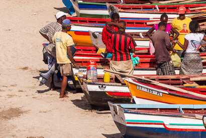 Bunte Boote und viele Personen am Strand der Kapverden