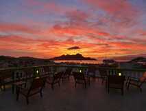 Ein traumhafter Ausblick auf Mindelo aus der Dachterrasse von Terra Lodge bei Sonnenuntergang