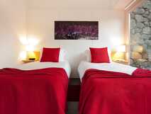 A Casa do Ouvidor auf Pico, gemütlich eingerichtetes Doppelzimmer mit modernen Akzenten und Ausblick auf die Natur.