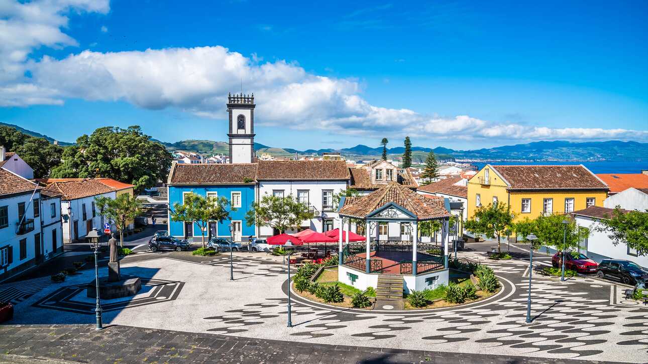 Der farbenfrohe Marktplatz von Ribeira Grande ist Ausgangspunkt für viele Sehenswürdigkeiten des Ortes.