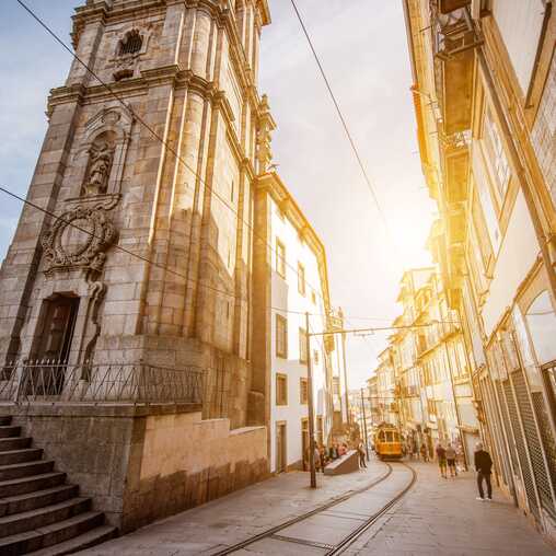 Unsere Porto Sehenswürdigkeiten im Stadtbild - bunte Häuser reihen sich auf einem Berg an.