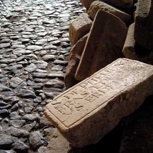 Antike Steininschrift auf Kopfsteinpflaster im Alentejo