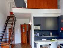 ANC Experience Resort auf Sao Miguel, moderne und geräumige Suite mit offener Küche und Galerie zum entspannten Inselurlaub.