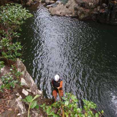 Canyoning-abseilen-wasserfall-flores