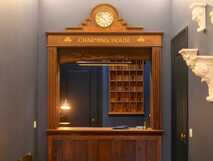 Casa Portuguesa Boutique Hotel auf Sao Miguel, stilvolle Rezeption mit warmem Holz und charmantem Ambiente für einen unvergesslichen Aufenthalt.