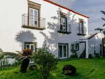 Senhora do Carmo Charm House auf Sao Miguel, idyllisches charmantes Gästehaus mit grünem Garten und traditionellem Flair für entspannte Urlaubstage.