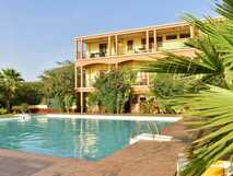 Hotel Bamboo Xaguate Fogo, einladendes Hotel mit großem Pool und üppigem Grün – ideal für entspannte Ferien auf der Vulkaninsel.