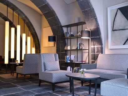 Hotel do Colegio auf Sao Miguel, stilvolles Lounge-Ambiente mit moderner Einrichtung und gemütlicher Atmosphäre für entspannte Urlaubsmomente.