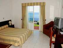 Hotel Ocidental auf Flores, gemütliches Zimmer mit Meerblick und Balkon.