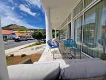 Mil e Uma Noites auf Flores – Moderne Terrasse mit gemütlichen Sitzmöglichkeiten und ländlichem Ausblick.