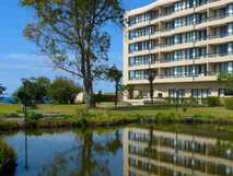 Pestana Bahia Praia Hotel auf Sao Miguel, idyllisches Hotel mit Gartenanlage und Teich in Meeresnähe – perfekt für entspannte Urlaubstage bei picotours.