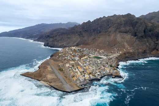 Luftaufnahme von Ponta do Sol auf Santo Antão mit farbenfrohen Häusern zwischen steilen Bergen und dem Atlantik an den Kapverden.