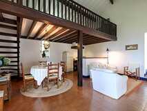 Casa do Monte auf Sao Miguel – Gemütlicher Wohn- und Essbereich mit rustikalem Charme für entspannte Urlaubstage.