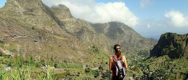 Wanderin im grünen Gebirge von Santo Antão, der schönsten Wanderinsel der Kapverden.
