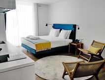 Pero de Teive Bay Aparthotel auf Sao Miguel, modernes und helles Apartment mit komfortablem Doppelbett und gemütlichem Wohnbereich, ideal für entspannte Ferien bei picotours.