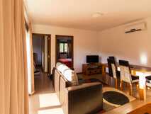 Sitio da Assumada auf Flores, gemütliches und helles Wohn- und Esszimmer.