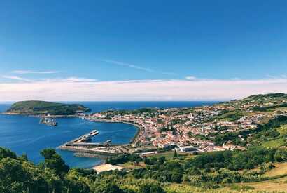 Bootshafen und Fährhafen in der Bucht von Horta