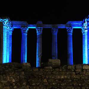 Blau beleuchteter Diana-Tempel in Évora bei Nacht