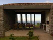 Tradicampo - A Arribana auf Sao Miguel, gemütlicher Außenbereich mit Meerblick und rustikalem Grillplatz für entspannte Urlaubsmomente.