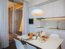 Mosteiros Place auf São Miguel, modernes Apartment mit voll ausgestatteter Küche und einladendem Essbereich – ideal für entspannten Urlaub mit Frühstück.