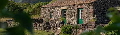 Aldeia da Cuada auf Flores – Charmantes Natursteinhaus in idyllischer Berglandschaft.