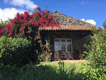 Casa do Monte auf Sao Miguel, charmantes Steinhaus mit blühendem Garten und idyllischer Terrasse für entspannte Urlaubsmomente.